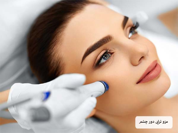 انجام مزوتراپی توسط متخصص روی صورت یک خانم جوان.