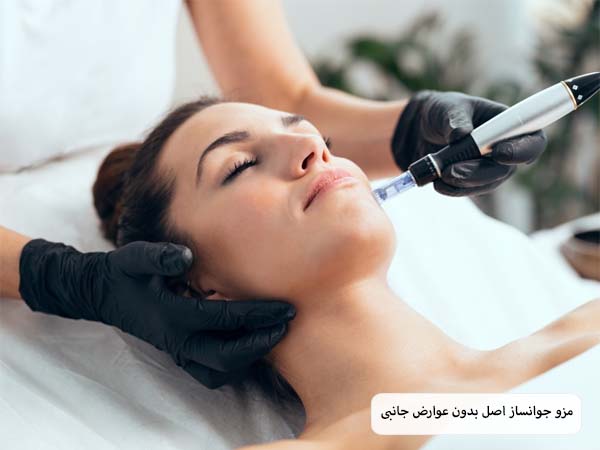 انجام مزوتراپی برای جوانسازی روی صورت یک خانم.
