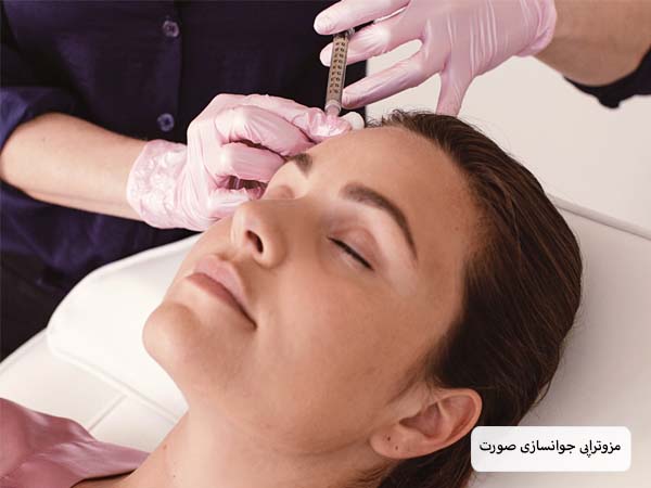 انجام مزوتراپی جوانسازی روی صورت یک خانم.