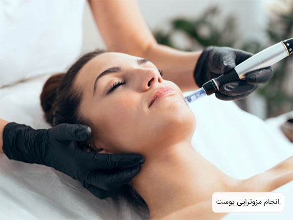 انجام مزوتراپی روي صورت يک خانم توسط پزشک.