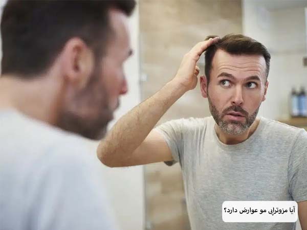 یک آقا در حال بررسی مو های خود در آینه است.