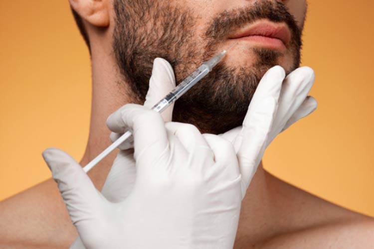 انجام مزوتراپی ريش روي صورت يک آقا در پس زمينه زرد رنگ.