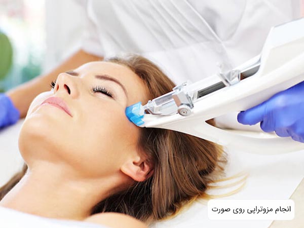 انجام مزوتراپی توسط پزشک متخصص روی صورت يک خانم.