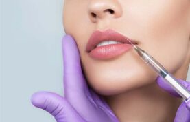 تزریق ژل لب توسط متخصص به لب یک خانم.