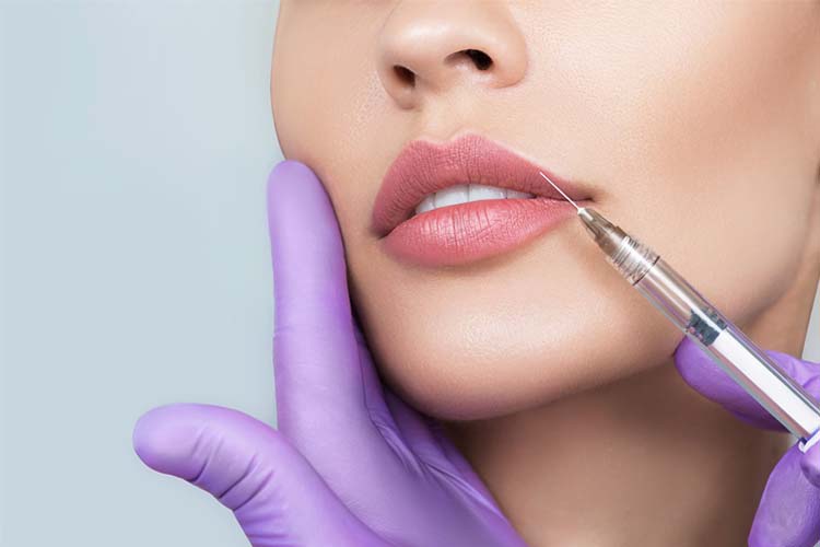 تزریق ژل لب توسط متخصص به لب یک خانم.