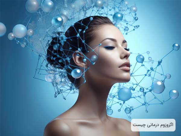 يک خانم جوان در پس زمينه آبي رنگ.