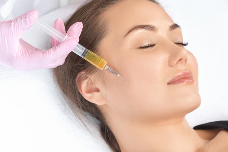 تزريق پی آر پی به صورت يک خانم توسط پزشک.