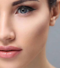 گونه های صاف و یکنواخت یک خانم جوان در پس زمینه زغالی رنگ.