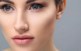 گونه های صاف و یکنواخت یک خانم جوان در پس زمینه زغالی رنگ.