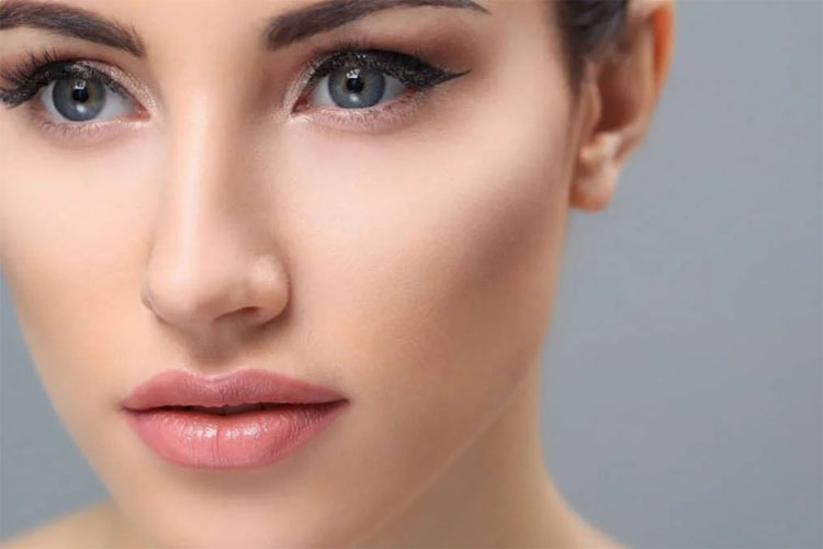 گونه های صاف و یکنواخت یک خانم جوان در پس زمینه زغالی رنگ.