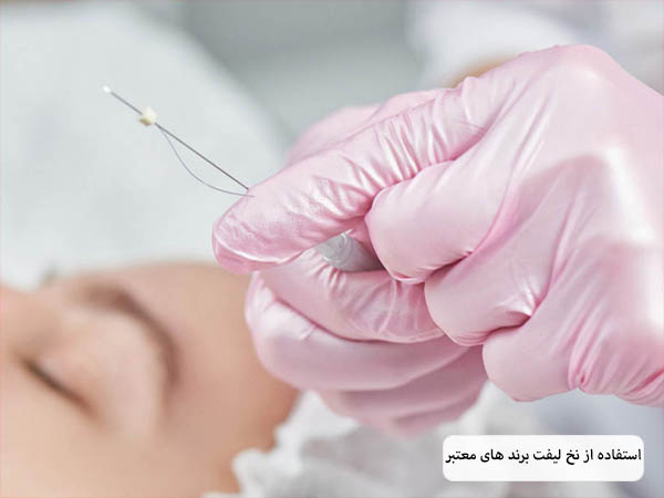 پزشکی در حال استفاده از نخ لیفت روی صورت یک خانم جوان.