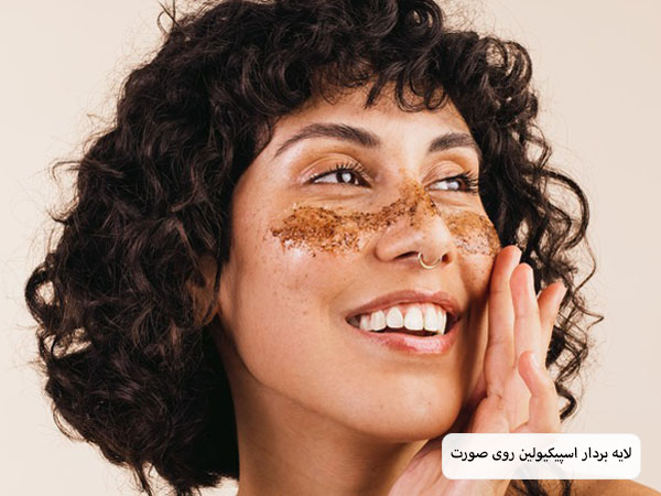 خانم جوانی که گیاه اسپیکیولین را روی صورت و گونه های خود مالیده است.