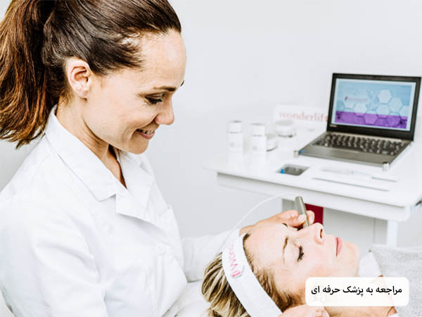 پزشکی در جال مزوتراپی صورت یک خانم زیبا جو در کیلینیک تخصصی.