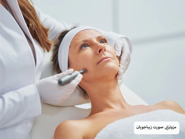 انجام مزوتراپی روی صورت یک خانم زیبا جو توسط پزشک.