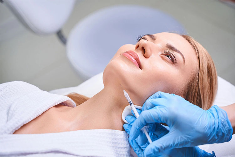 مزوتراپی صورت یک خانم جوان زیبا جو در محیط تخصصی توسط پزشک.
