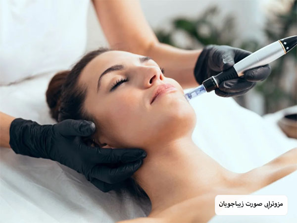 پزشک در حال انجام مزوتراپی روی صورت یک خانم زیبا جو با هدق جوانسازی است.