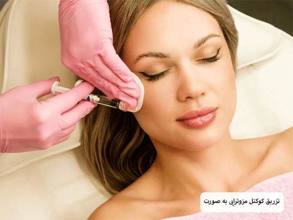 تزریق کوکتل مزوتراپی لیفت به صورت یک زیبا جوی جوان توسط پزشک.