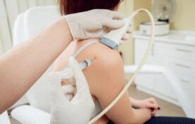 تزریق پی آر پی توسط متخصص به شانه یک خانم در کیلینیک.