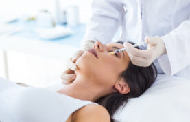 انجام مزوتراپی روی صورت یک زیبا جوی جوان خانم توسط دکتر.