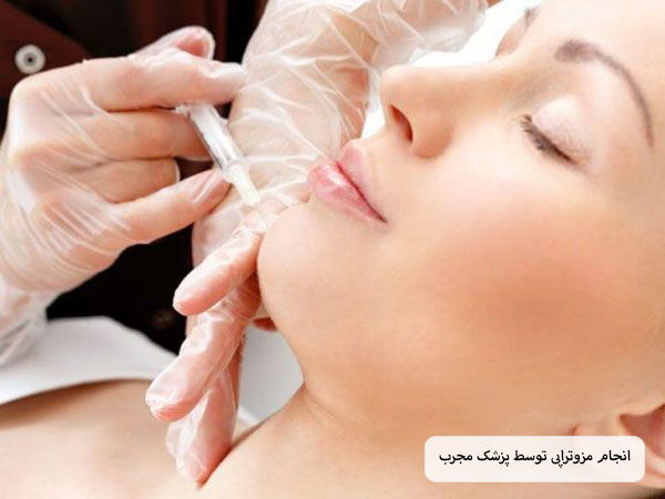 پزشکی در حال انجام مزوتراپی روی صورت یک زیبا جوی جوان.