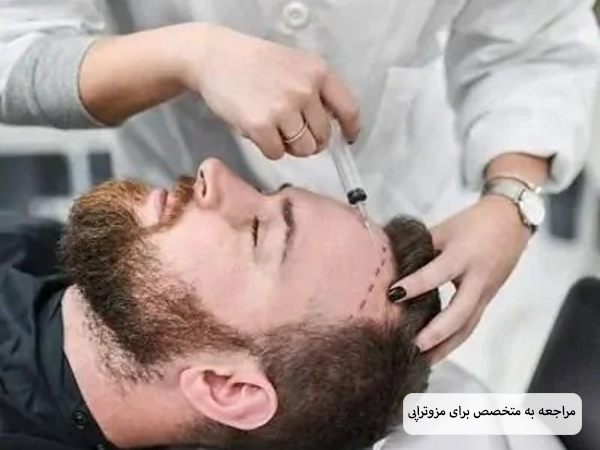 پزشک متخصصی در حال انجام مزوتراپی مو روی سر یک آفای جوان در کیلینیک است.