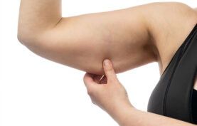 بازو های سفت با مزوتراپی در پس زمینه سفید.