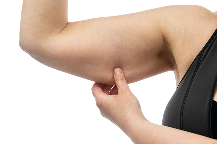 بازو های سفت با مزوتراپی در پس زمینه سفید.