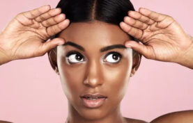 ابرو های لیفت شده یک خانم جوان سیاه پوست.