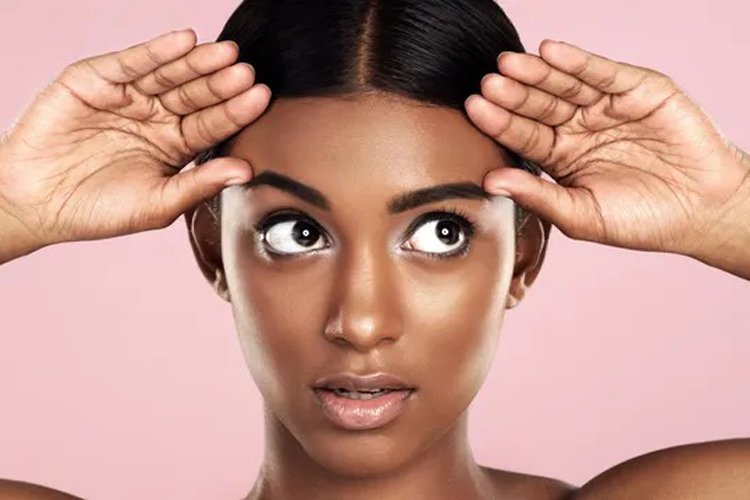 ابرو های لیفت شده یک خانم جوان سیاه پوست.