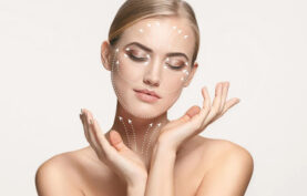 نقاط مخصوص لیفت با نخ که با خطوط فرضی سفید رنگ روی صورت یک خانم نمایش داده شده است با پس زمینه سفید.