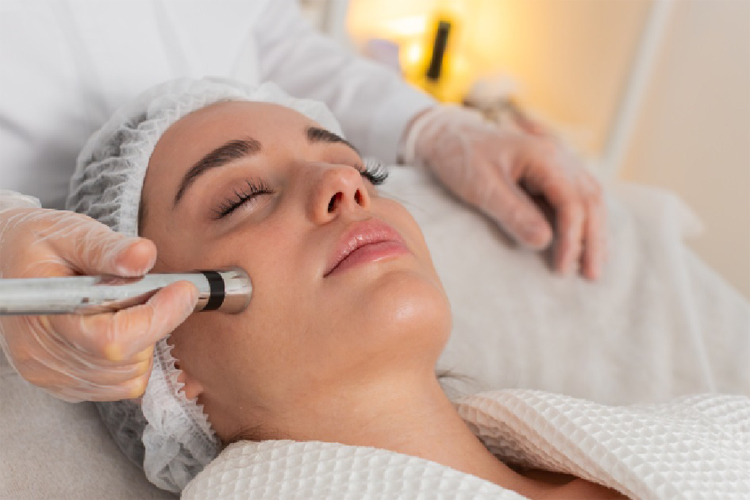 پزشکی در حال انجام مزوتراپی روی صورت یک خانم جوان در کیلینک تخصصی.