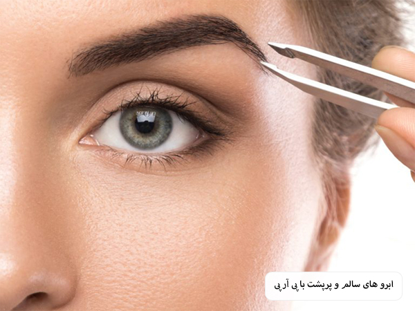 پزشکی در حال انجام پی آر پی روی صورت یک خانم زیبا جو.