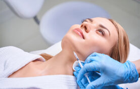 مزوتراپی صورت یک خانم جوان در کیلینیک تخصصی.