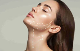 یک مدل خانم جوان در پس زمینه طوسی رنگ.