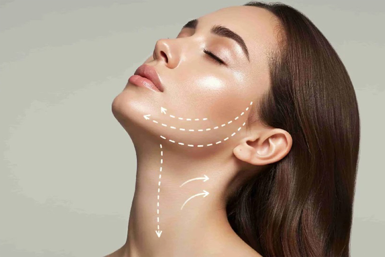 یک مدل خانم جوان در پس زمینه طوسی رنگ.