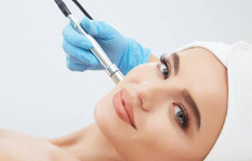 انجام مزوتراپی روی صورت یک خانم جوان بدون تزریق.