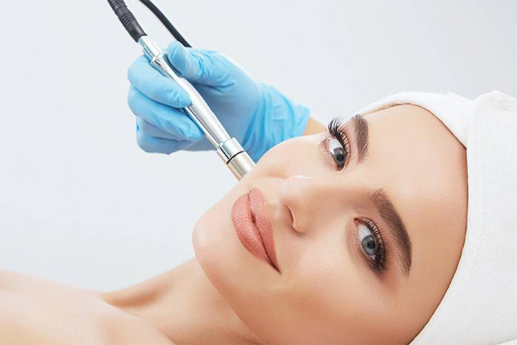 انجام مزوتراپی روی صورت یک خانم جوان بدون تزریق.