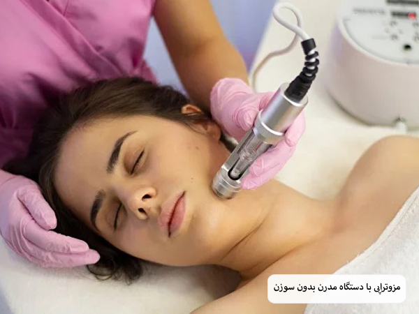 انجام مزوتراپی بدون سوزن روی صورت یک خانم.