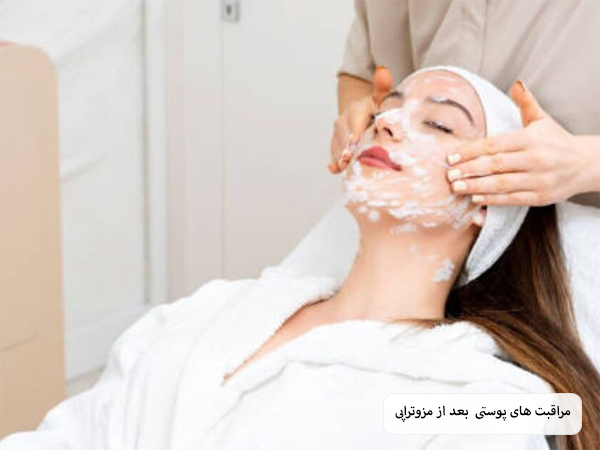 خانمی در جال گرفتن ماساژ صورت و استفاده از کرم های پوستی.