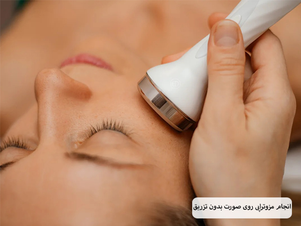 مزوتراپی بدون تزریق و سوزن روی صورت یک خانم جوان.