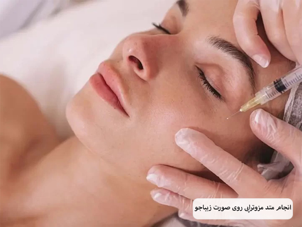 پزشکی در جال تزریق آمپول مزوتراپی به صورت یک خانم.