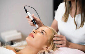 انجام مزوتراپی روی صورت یک خانم جوان.