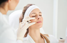 تزریق کوکتل مزوتراپی به صورت یک خانم.