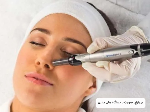 یک اپراتور در حال انجامزوتراپی روی صورت یک خانم جوان در کیلینیک.