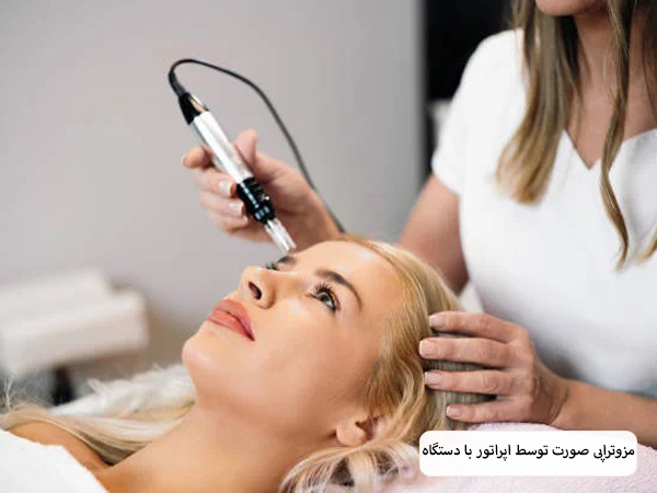 یک اپراتور در حال انجامزوتراپی روی صورت یک خانم جوان در کیلینیک.