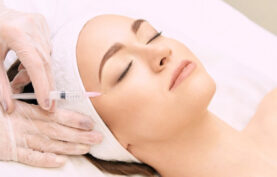 مزوتراپی روی صورت یک خانم جوان.