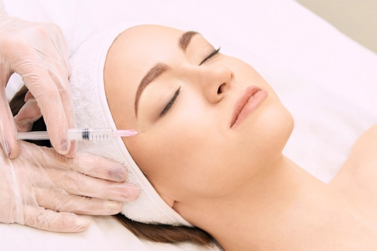 مزوتراپی روی صورت یک خانم جوان.