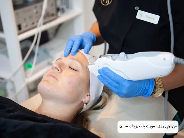 مزوتراپی روی صورت یک خانم زیباجو با دستگاه مدرن و پیشرفته در محیط کیلینیکی.