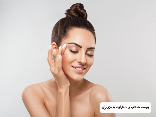 انجام مزوتراپی روی صورت یک خانم جوان با دستگاه های مدرن.