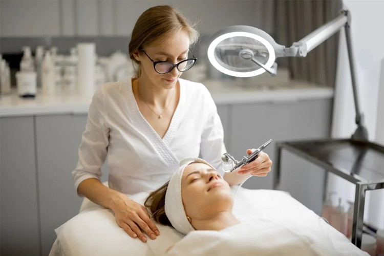 مزوتراپی توسط متخصص در کیلینیک تخصصی مدرن.